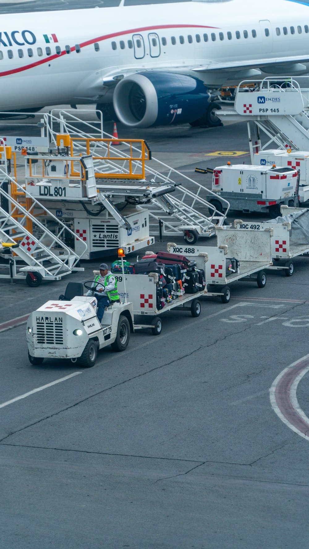 Avión de carga en pista
